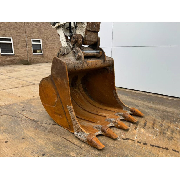 2016 ليبهير R946LC-44119309