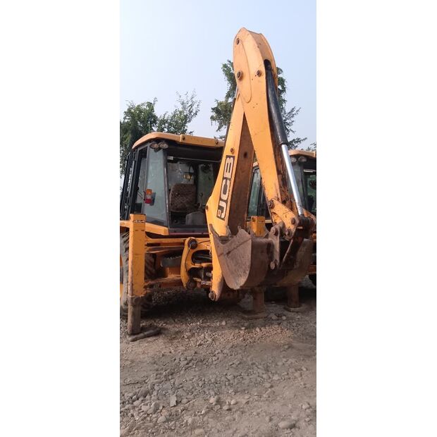 2017 جيه سي بي 3DX-44128547