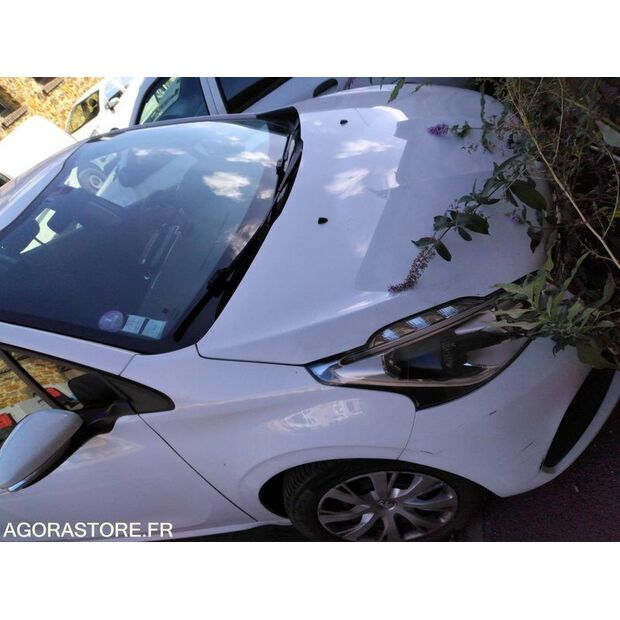 2016 بيجو 208-44137617