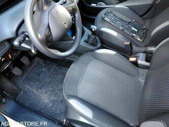 2016-peugeot-208-1391985-44137620