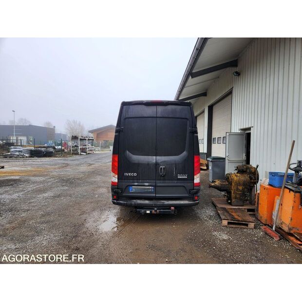 2017 Iveco 35C21-44140183