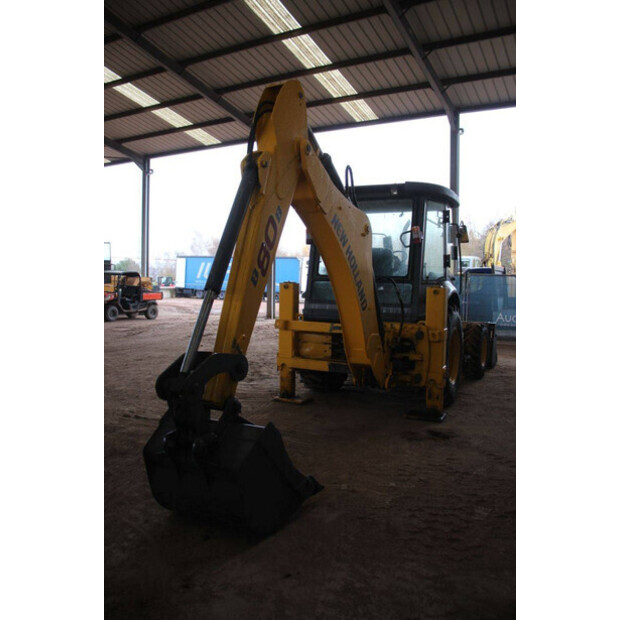 2017 New Holland B80B-44140744