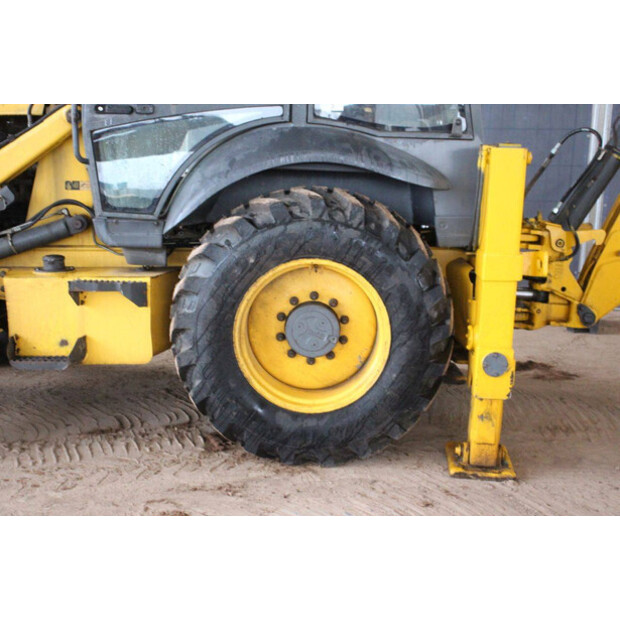 2017 New Holland B80B-44140755