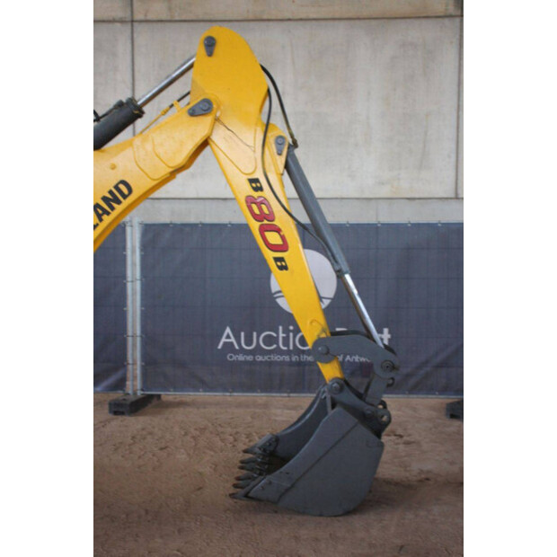 2017 New Holland B80B-44140762