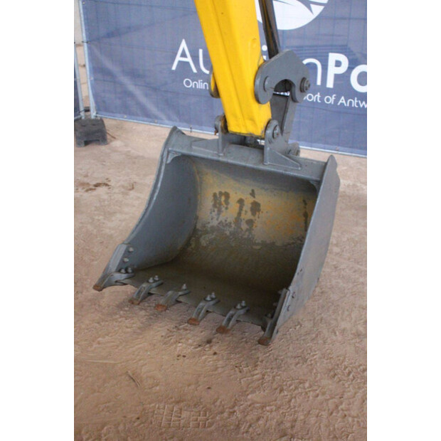 2017 New Holland B80B-44140764