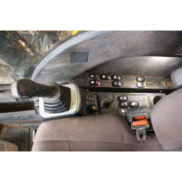 2018 JCB JS130LC 4F-44141193