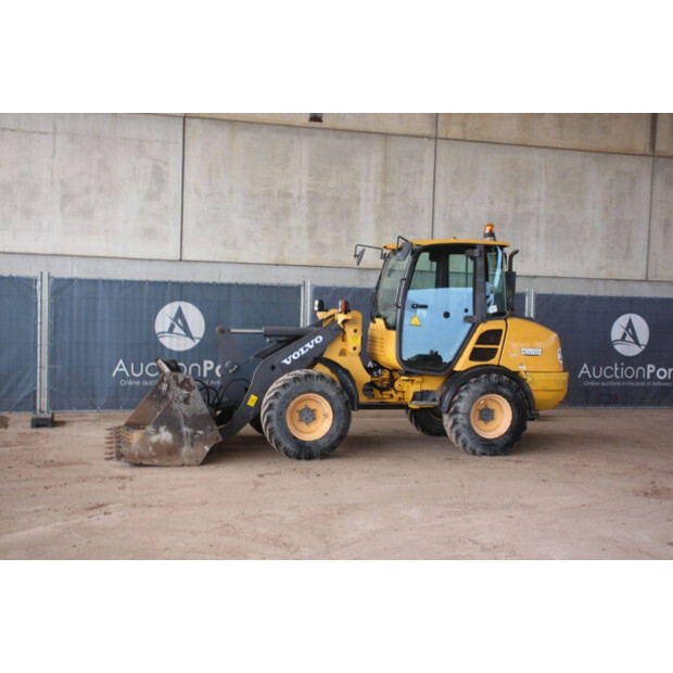 2013 فولفو L25F-P-44141235