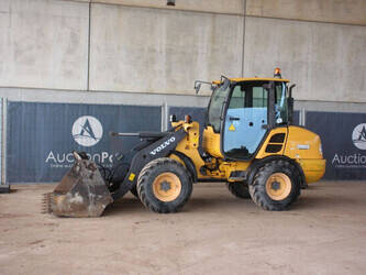 صورة ل شيولات 2013 فولفو L25F-P