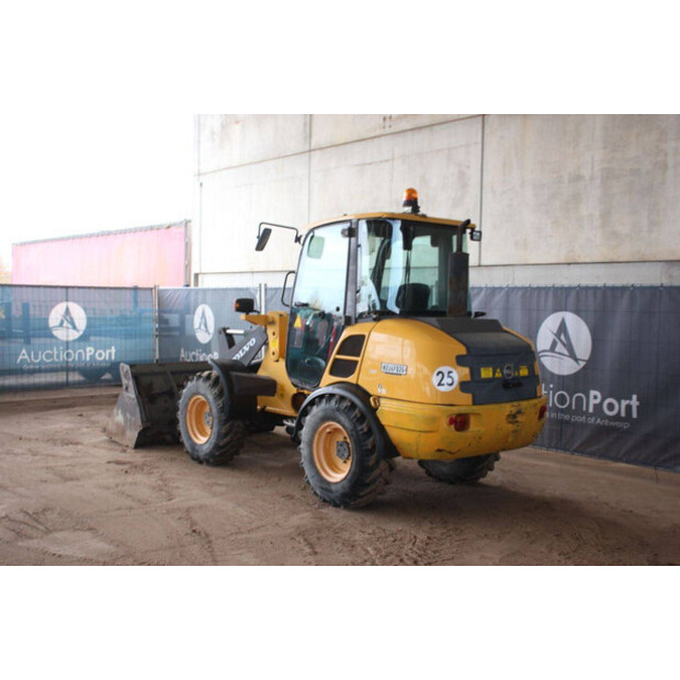 2013 فولفو L25F-P-44141237