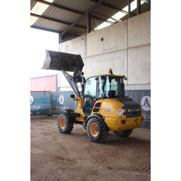 2013 فولفو L25F-P-44141265