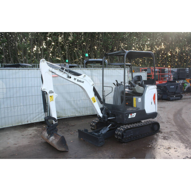 2016 بوبكات E19-44143318