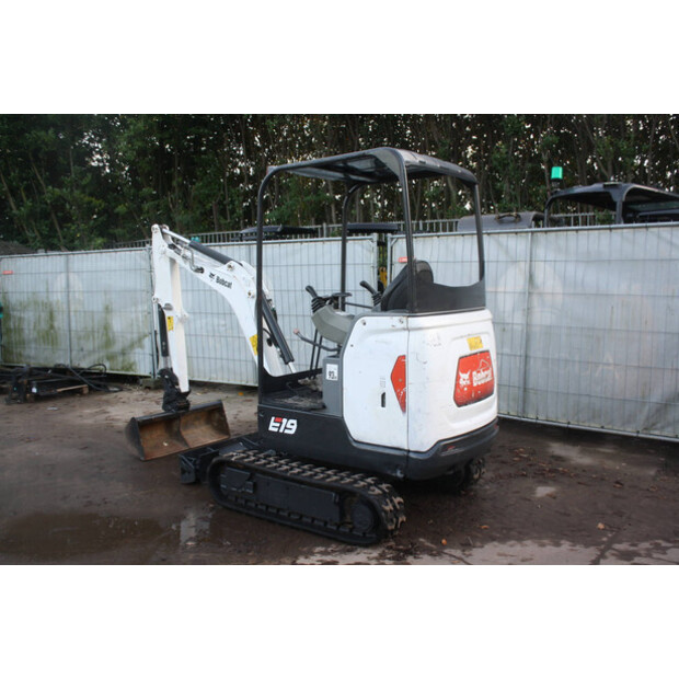 2016 بوبكات E19-44143322