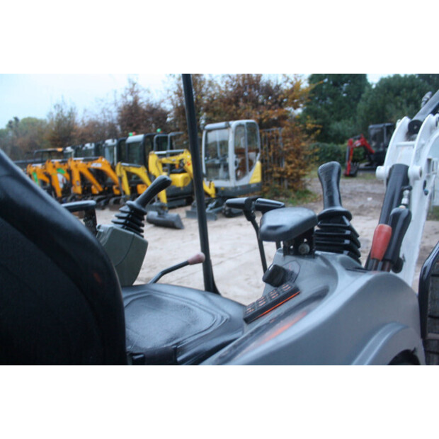 2016 بوبكات E19-44143336