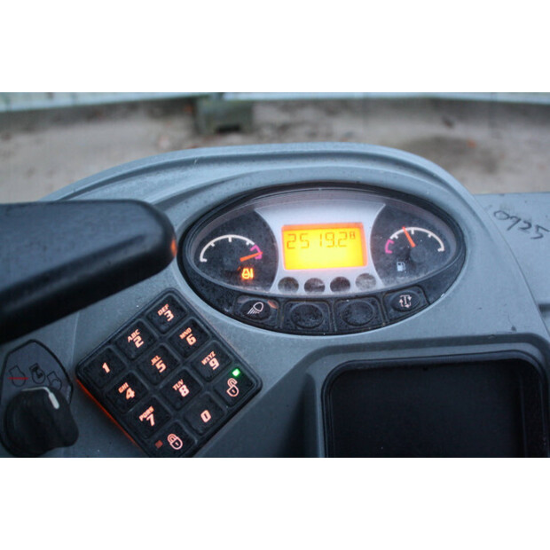 2016 بوبكات E19-44143338