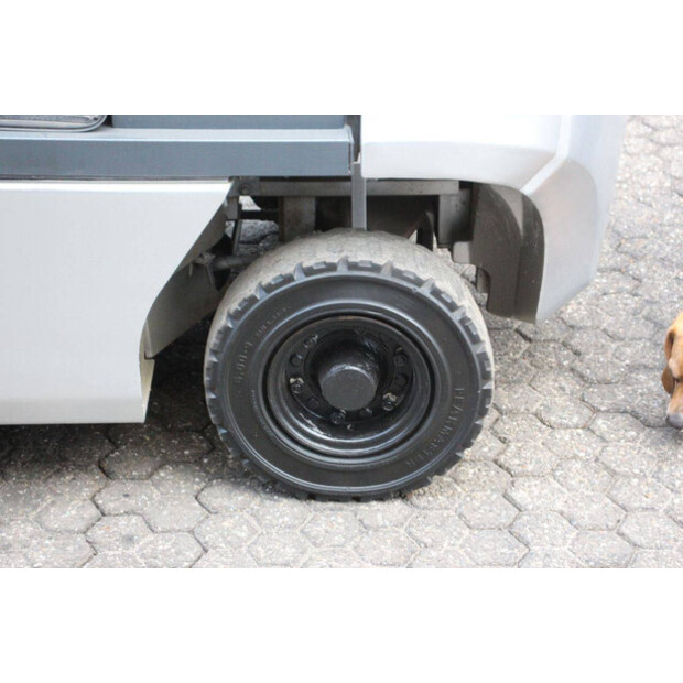 نيسان 25-44147793