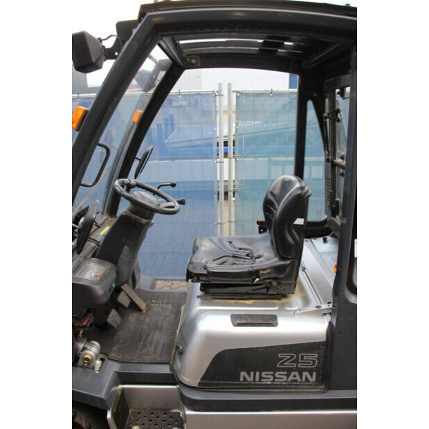 نيسان 25-44147796