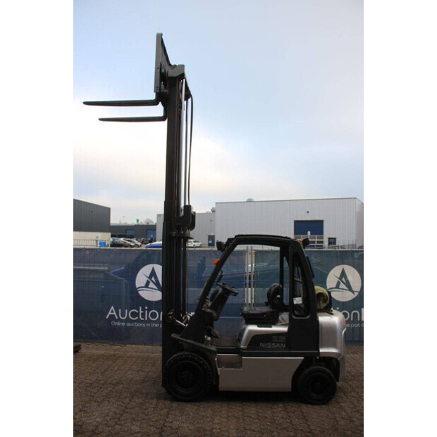 نيسان 25-44147805