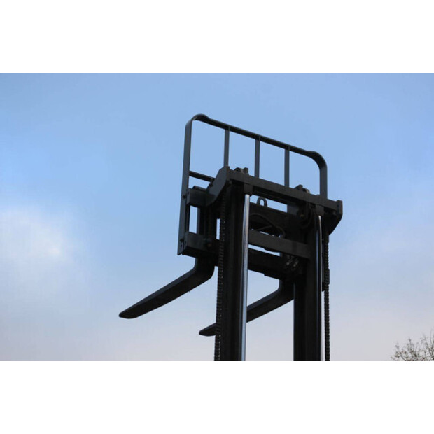 نيسان 25-44147807