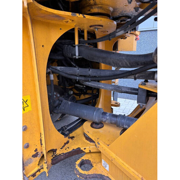 2017 فولفو L90H-44150099