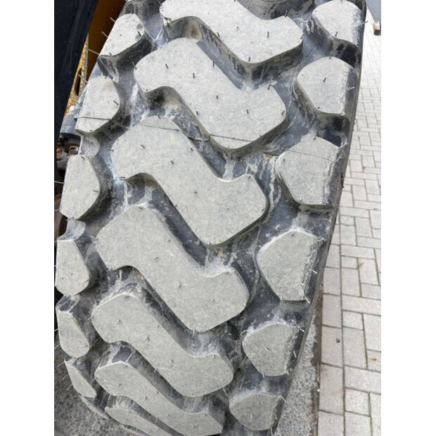 2017 فولفو L90H-44150101