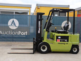 صورة ل رافعات شوكية 2001 كلارك CEM 30S