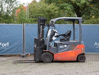 صورة ل رافعات شوكية 2014 تويوتا 8FBMT30