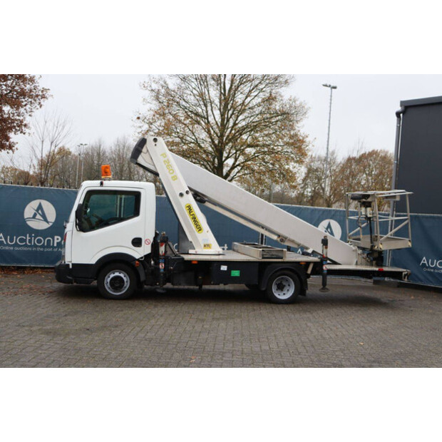 2011 نيسان Cabstar-44175270