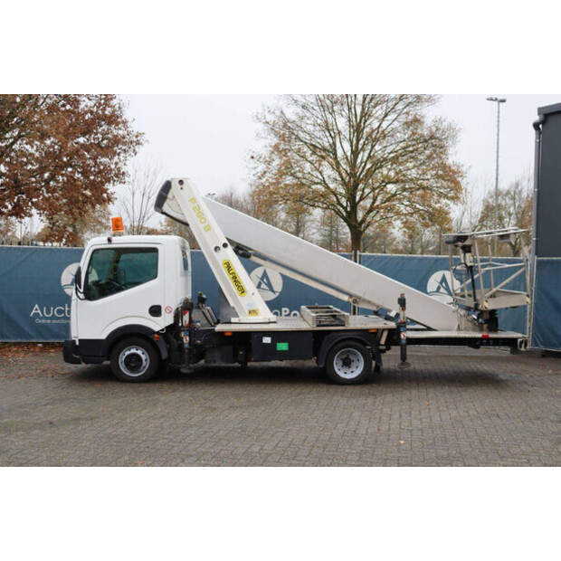 2011 نيسان Cabstar-44175271