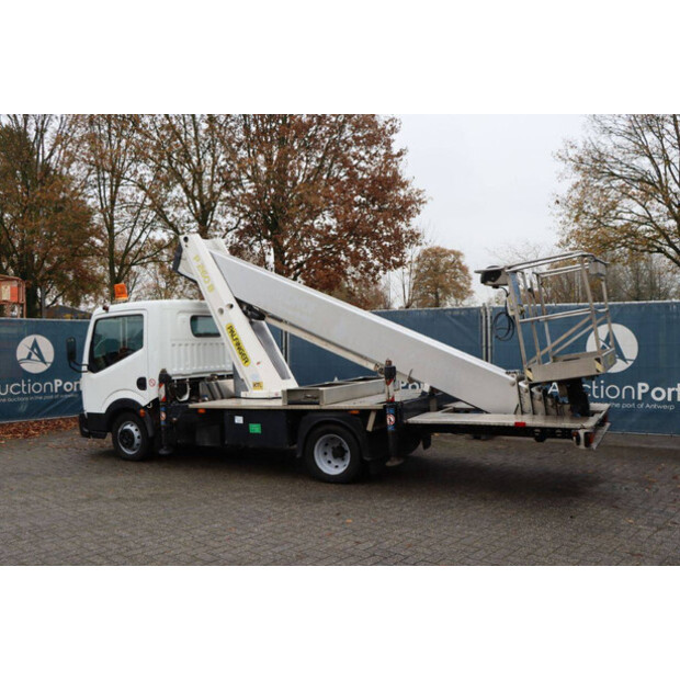 2011 نيسان Cabstar-44175272