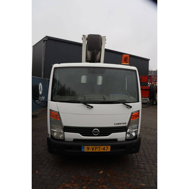 2011 نيسان Cabstar-44175277