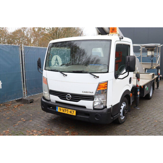 2011 نيسان Cabstar-44175279