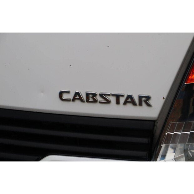 2011 نيسان Cabstar-44175280