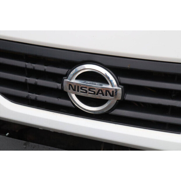 2011 نيسان Cabstar-44175281