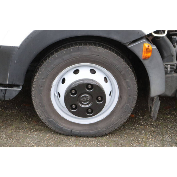 2011 نيسان Cabstar-44175284