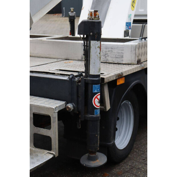 2011 نيسان Cabstar-44175289