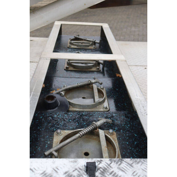 2011 نيسان Cabstar-44175290