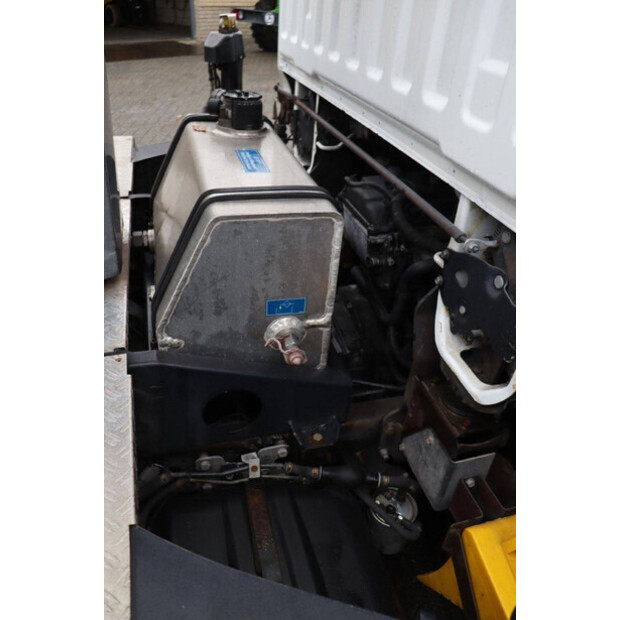 2011 نيسان Cabstar-44175291