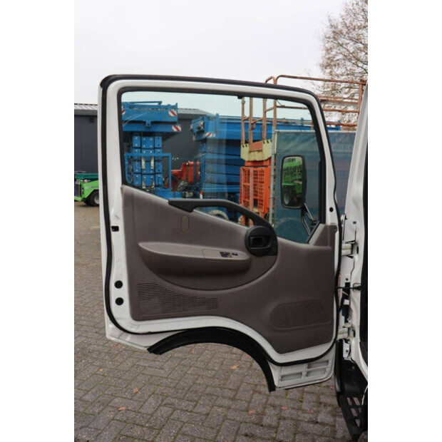 2011 نيسان Cabstar-44175292