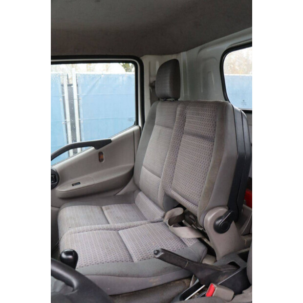 2011 نيسان Cabstar-44175296