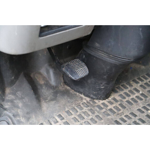 2011 نيسان Cabstar-44175298