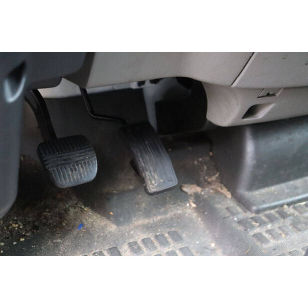 2011 نيسان Cabstar-44175299