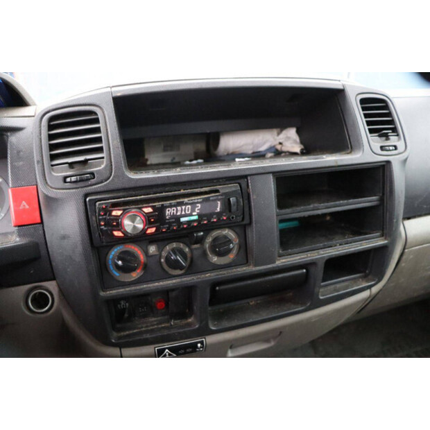 2011 نيسان Cabstar-44175306