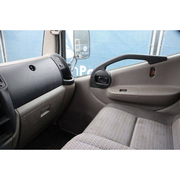 2011 نيسان Cabstar-44175309