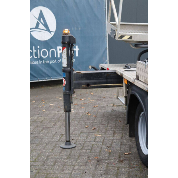 2011 نيسان Cabstar-44175312