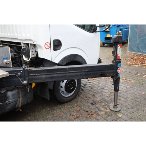 2011 نيسان Cabstar-44175313