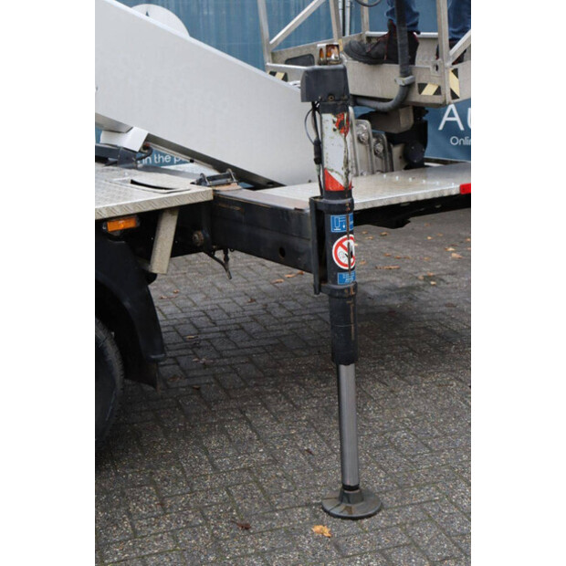 2011 نيسان Cabstar-44175315