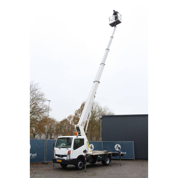 2011 نيسان Cabstar-44175317