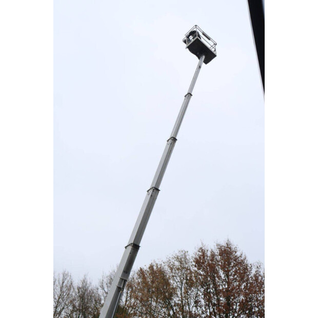 2011 نيسان Cabstar-44175320