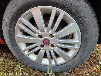 2009-fiat-punto-1392951-44192826