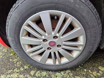 2009-fiat-punto-1392951-44192827